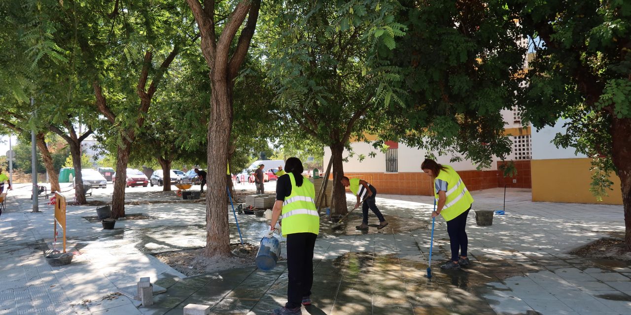 El PFEA permite mejorar acerados y espacios públicos en distintos puntos de Utrera y sus pedanías