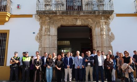 El Ayuntamiento guarda un minuto de silencio por las víctimas del accidente ferroviario de Toledo
