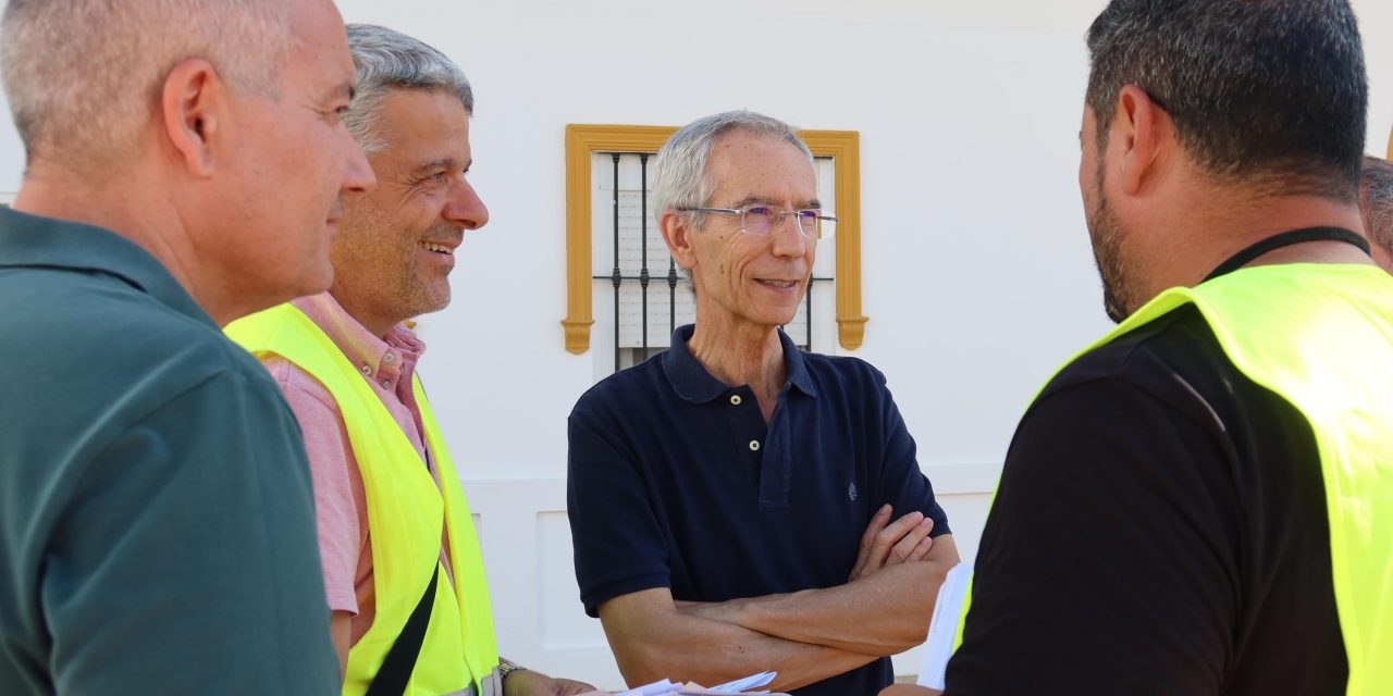 El alcalde visita las obras de La Vereda para comprobar el avance de su remodelación y acondicionamiento